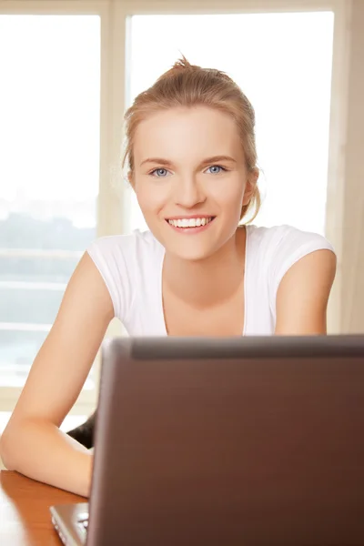 Menina adolescente feliz com computador portátil — Fotografia de Stock