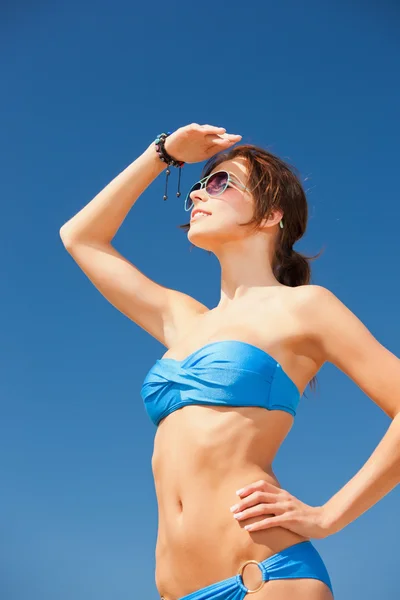 Szczęśliwa kobieta w okulary przeciwsłoneczne na plaży — Zdjęcie stockowe