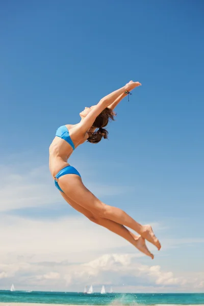 Gelukkig springen vrouw op het strand — Stockfoto