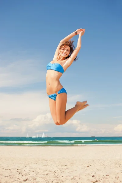 快乐的跳跃女人在海滩上 — 图库照片