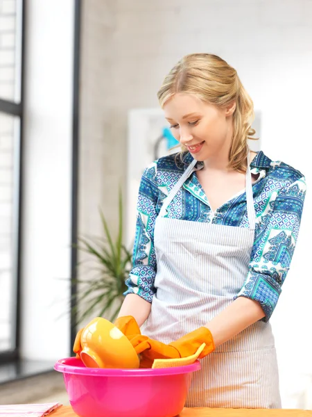 Huisvrouw wassen schotel in de keuken — Stockfoto