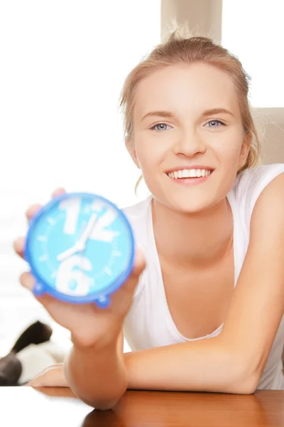 Adolescente heureuse et souriante avec horloge — Photo