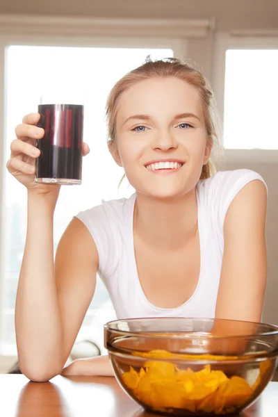 Menina adolescente sorridente com batatas fritas e coca — Fotografia de Stock