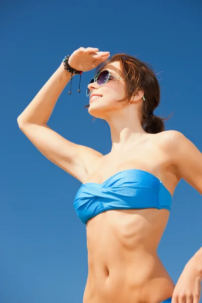 Щаслива жінка в сонцезахисних окулярах на пляжі — стокове фото