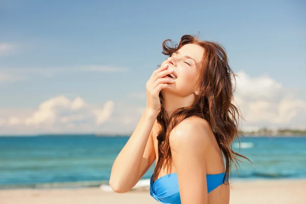 หัวเราะผู้หญิงบนชายหาด — ภาพถ่ายสต็อก