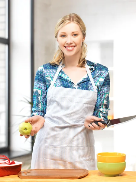 Krásná žena v kuchyni — Stock fotografie