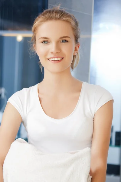 Uśmiechający się nastolatka z ręcznikami — Zdjęcie stockowe