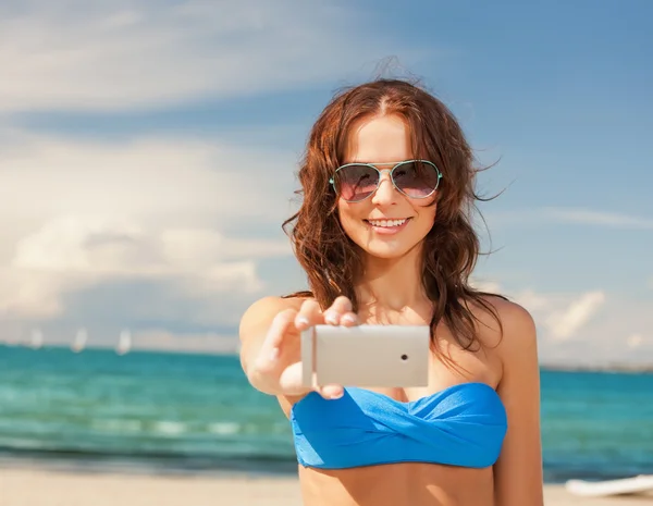 Mujer feliz con teléfono en la playa — Foto de Stock