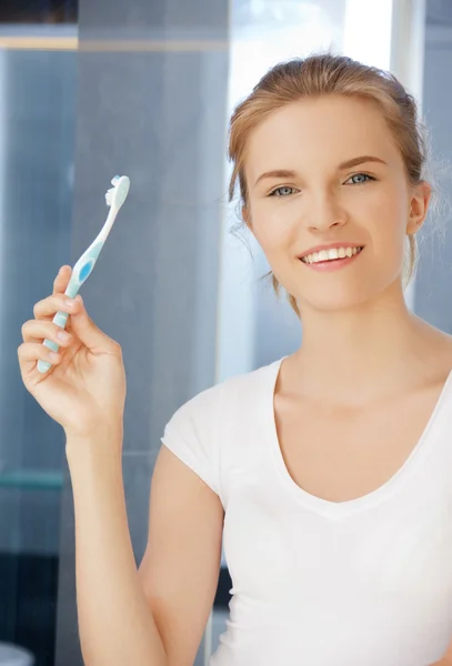 Lachende tienermeisje met tandenborstel — Stockfoto