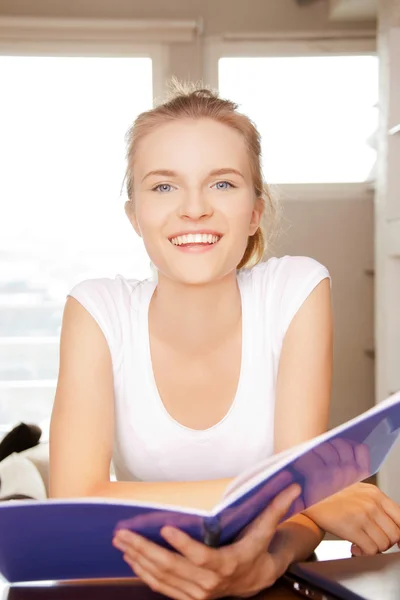 Felice e sorridente ragazza adolescente con grande blocco note — Foto Stock