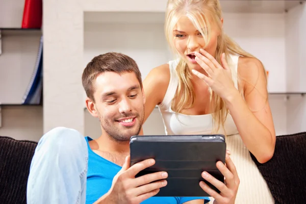 Gelukkige paar met tablet pc-computer — Stockfoto
