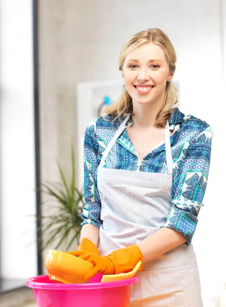 Housewife lavar prato na cozinha — Fotografia de Stock
