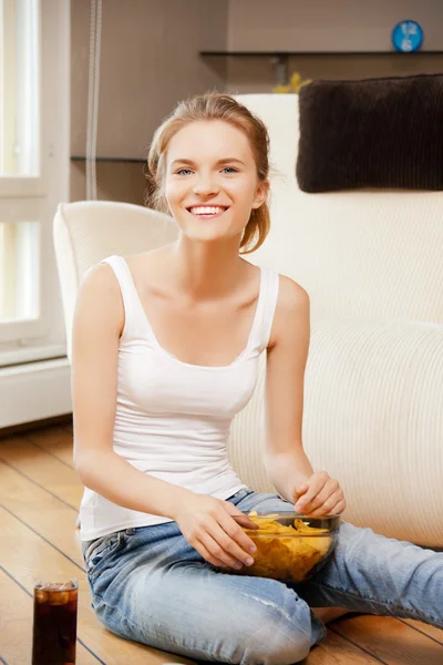 Adolescente souriante avec des chips et de la coke — Photo