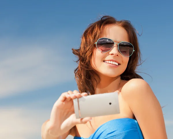 Glada leende kvinna som använder telefonens kamera — Stockfoto