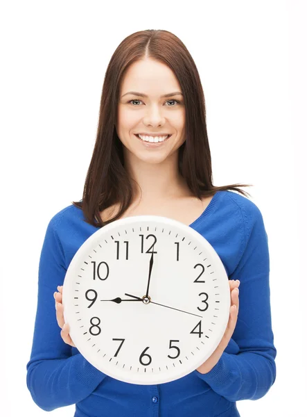 Mujer sosteniendo reloj grande — Foto de Stock