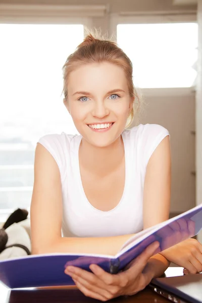 Chica adolescente feliz y sonriente con gran bloc de notas — Foto de Stock