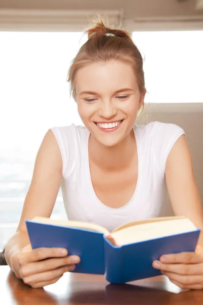 Szczęśliwa i uśmiechnięta nastolatka z książki — Zdjęcie stockowe