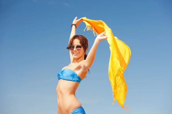 Szczęśliwa kobieta z żółtym chusta na plaży — Zdjęcie stockowe