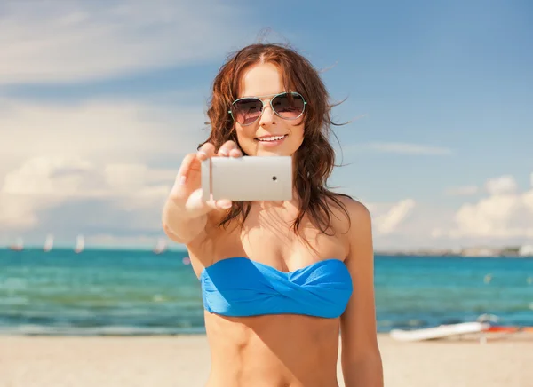 Donna felice con telefono sulla spiaggia — Foto Stock