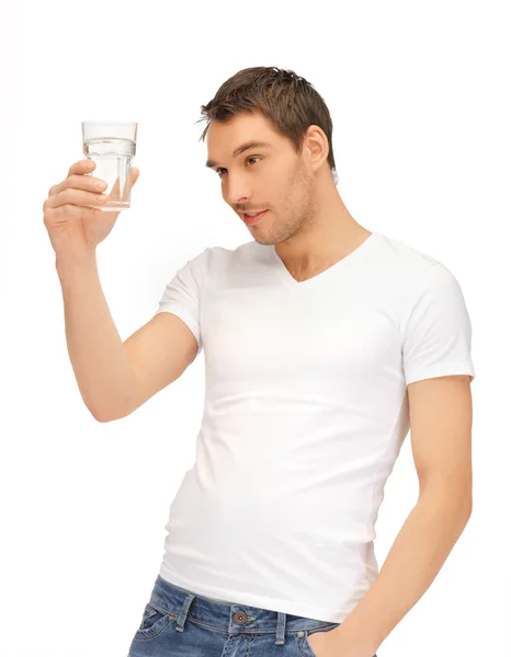 水のガラスと白いシャツの男 — ストック写真