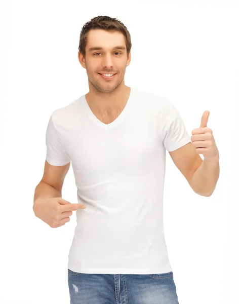 Beyaz tişörtlü yakışıklı adam — Stok fotoğraf