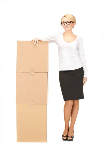 Geschäftsfrau mit großen Schachteln — Stockfoto