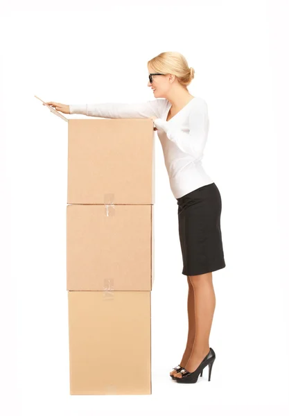 Empresária com grandes caixas — Fotografia de Stock