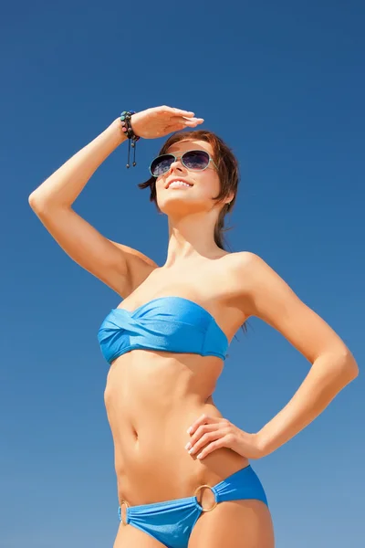 Szczęśliwa kobieta w okulary przeciwsłoneczne na plaży — Zdjęcie stockowe