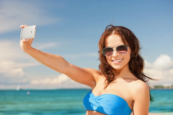 Boldog asszony, a telefon a strandon — Stock Fotó