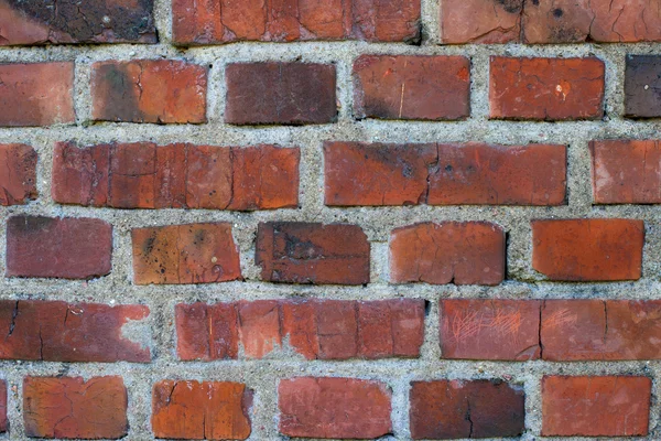 Eski yıpranmış lekeli kırmızı tuğla duvar — Stok fotoğraf