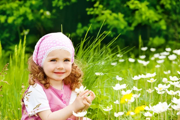 Dziewczyna na wiosna łąka — Zdjęcie stockowe