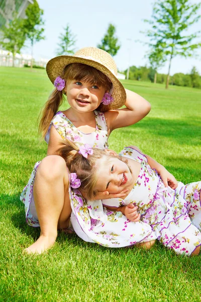 Crianças com chapéus de palha — Fotografia de Stock