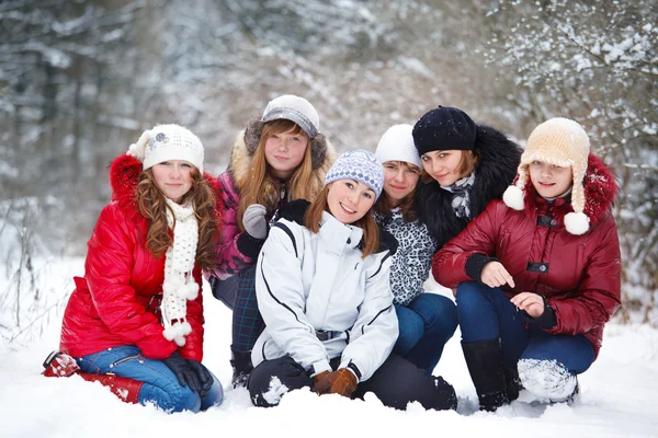 Adolescentes em um parque de inverno — Fotografia de Stock