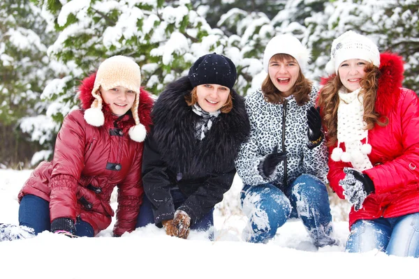 Весёлые девушки на снегу — стоковое фото