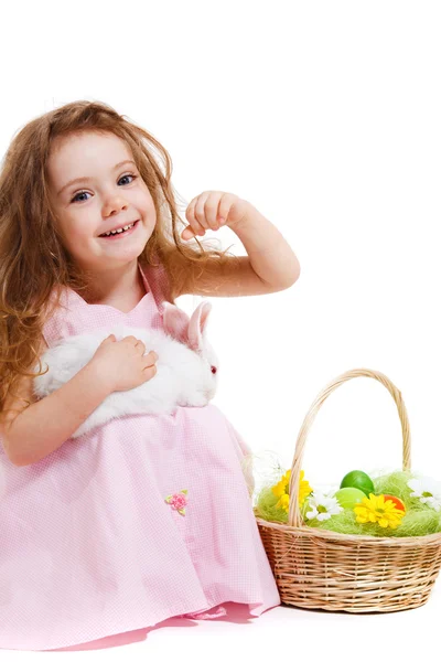Девушка держит белого кролика — стоковое фото