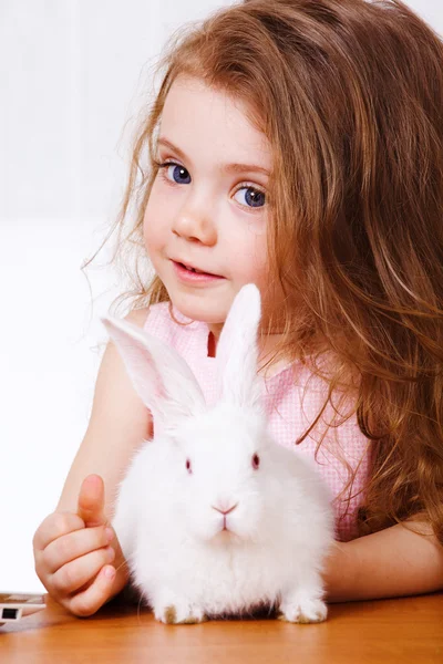 Meisje en wit konijn — Stockfoto