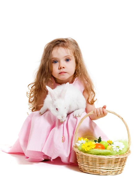Малыш держит пасхального кролика — стоковое фото