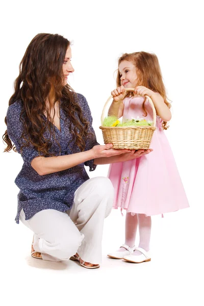 Mãe, criança e cesta de primavera — Fotografia de Stock