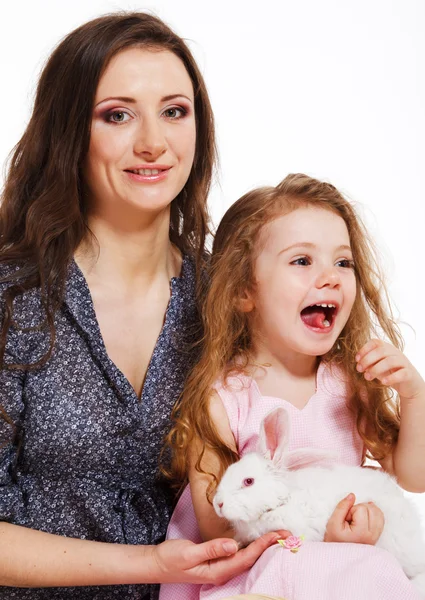 Frau und Mädchen mit Kaninchen — Stockfoto