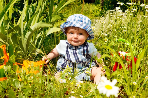 Bebé en el jardín — Foto de Stock