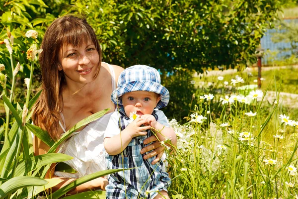Mor och barn i trädgård — Stockfoto