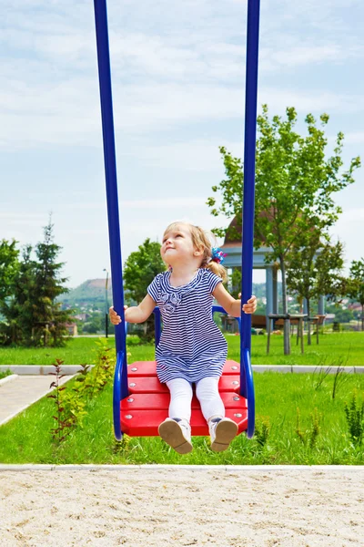 Criança feliz em um balanço — Fotografia de Stock