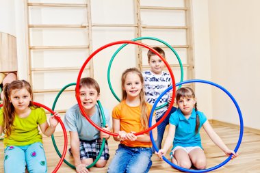 çocuklarla hula hoops