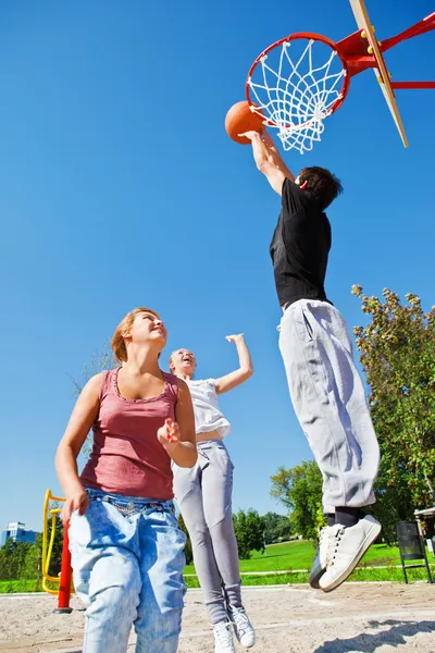 stock image Teenagers playing basketball