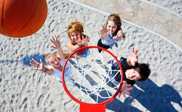 Aro de baloncesto y adolescentes — Foto de Stock