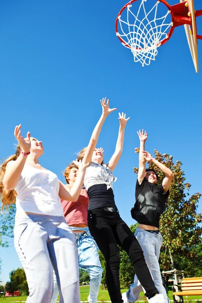 Teenager spielen Basketball — Stockfoto