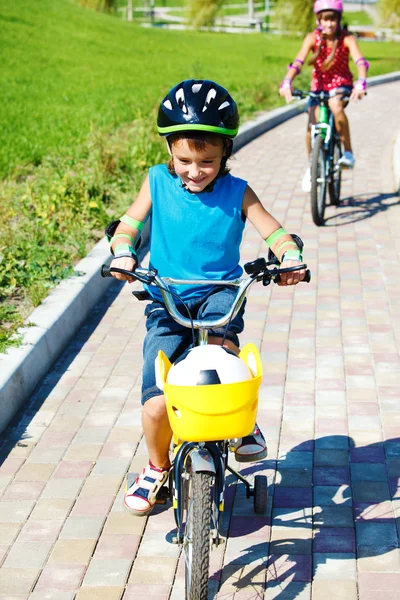 Мальчик и его сестра на велосипеде — стоковое фото