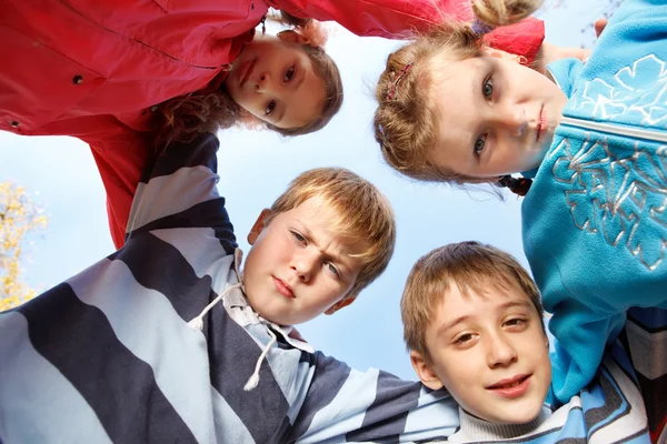 Группа мальчиков и девочек — стоковое фото