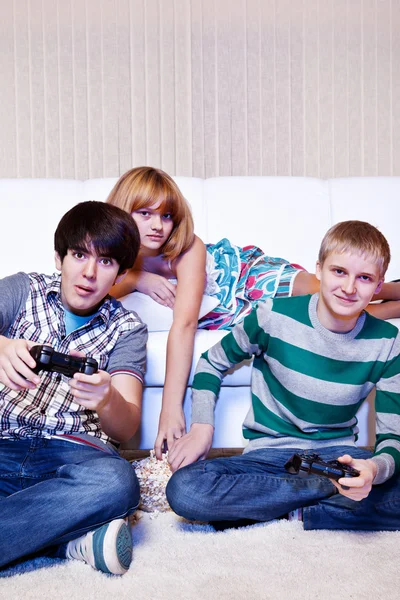Amigos playng ordenador juego — Foto de Stock