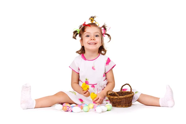 Kind spielt mit Ostereiern — Stockfoto